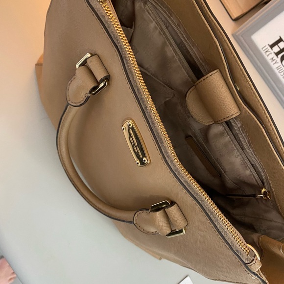 Michael kors purse - Picture 4 of 7